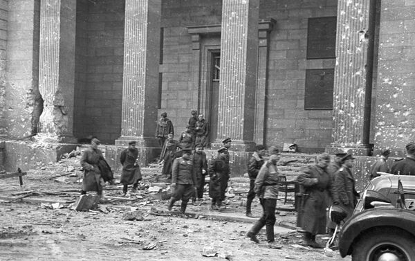 El comando soviético abandona el edificio del Reichstag en Berlín - Sputnik Mundo