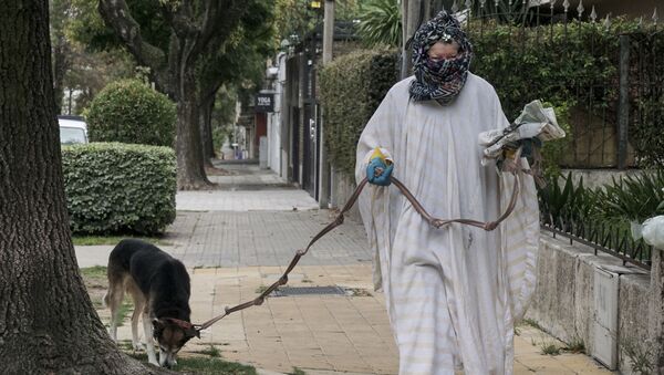 Una mujer caminando por las calles de Montevideo, Uruguay - Sputnik Mundo