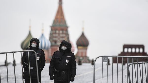 Policías rusos con mascarillas en la Plaza Roja - Sputnik Mundo