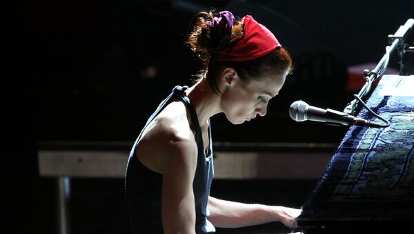 Fiona Apple en un concierto en el 2012 - Sputnik Mundo