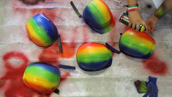 Cascos pintados de colores del arcoíris - Sputnik Mundo