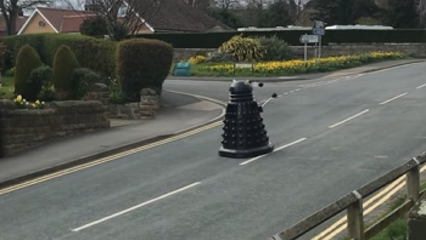 Un mítico robot patrulla las calles de una localidad británica para garantizar la cuarentena - Sputnik Mundo