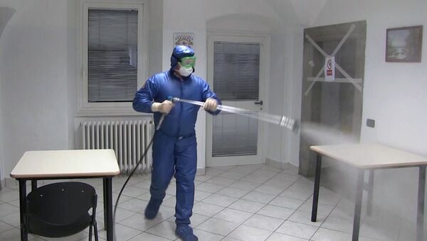 Militares rusos desinfectan residencias de ancianos en Italia (archivo) - Sputnik Mundo