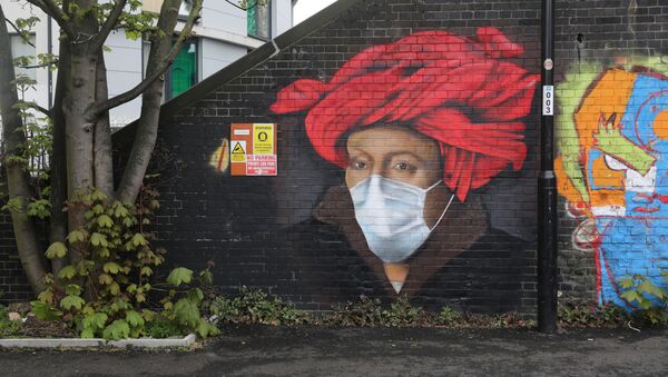 Un grafiti con una mascarilla en Londres - Sputnik Mundo