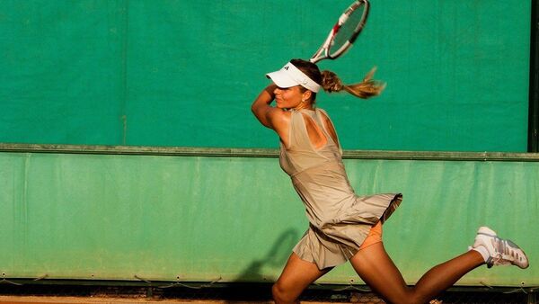 Una joven juega al tenis - Sputnik Mundo