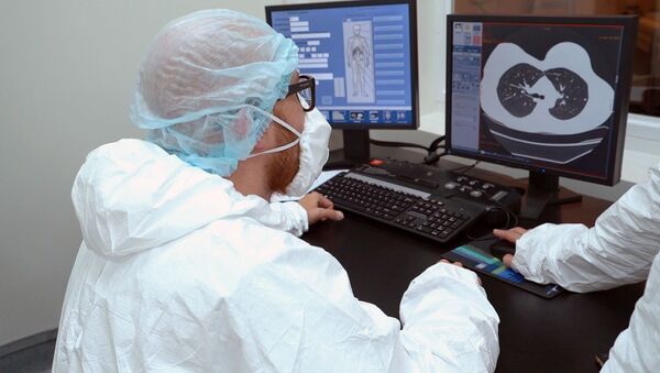 Un médico ruso observa los pulmones de un caso de COVID-19 - Sputnik Mundo