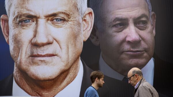Un cartel del líder de Azul y Blanco, Benny Gantz, y el líder de Likud, primer ministro israelí, Benjamín Netanyahu - Sputnik Mundo