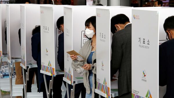 Ciudadanos surcoreanos votan en las elecciones parlamentarias de 2020 - Sputnik Mundo