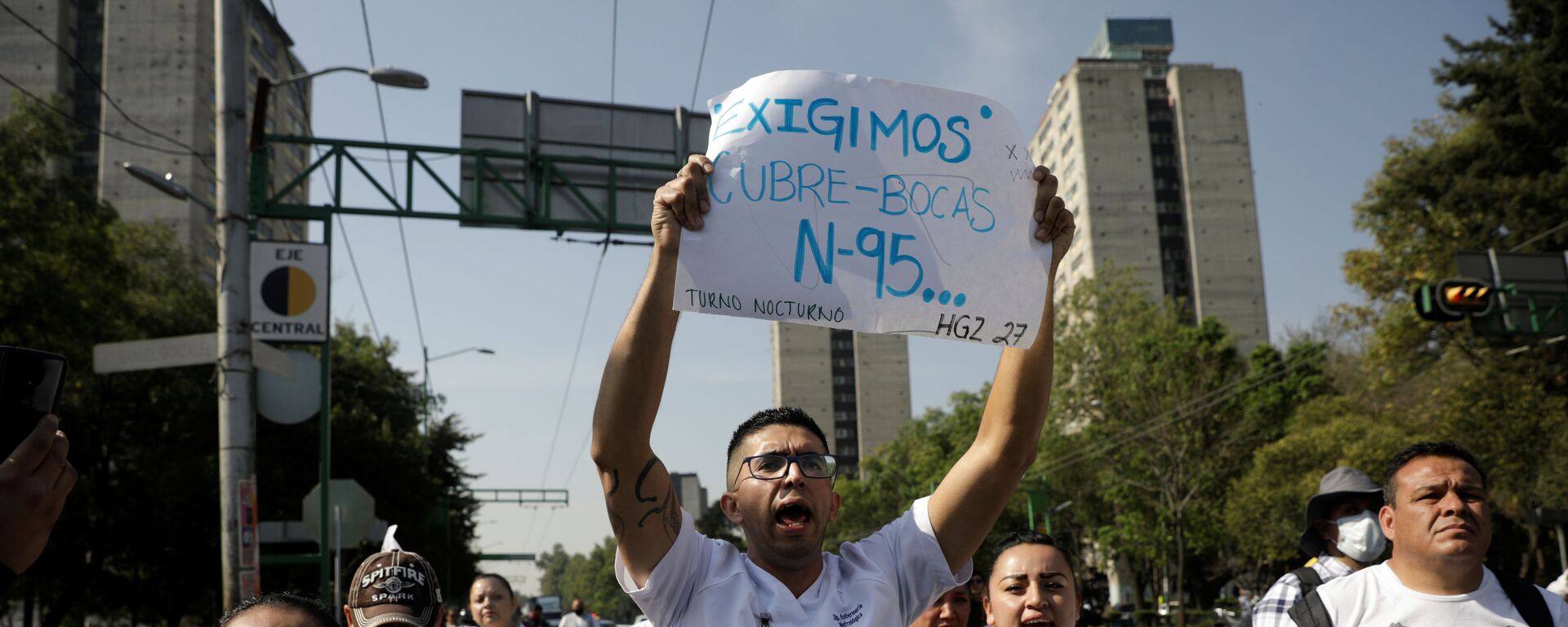 Trabajadores médicos del Instituto Mexicano del Seguro Social (IMSS) protestan para exigir un mejor equipo de protección para tratar a los pacientes con COVID-19, Ciudad de México - Sputnik Mundo, 1920, 21.04.2020