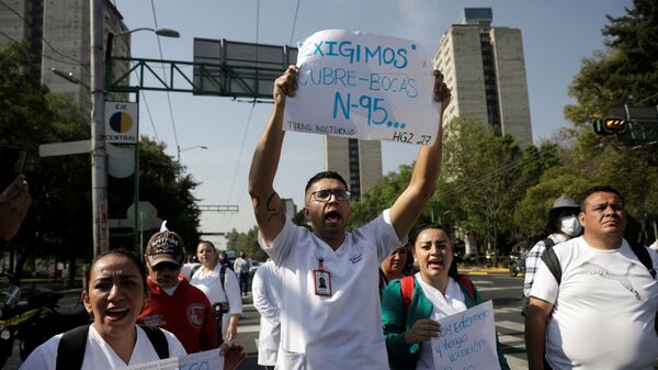 Trabajadores médicos del Instituto Mexicano del Seguro Social (IMSS) protestan para exigir un mejor equipo de protección para tratar a los pacientes con COVID-19, Ciudad de México - Sputnik Mundo