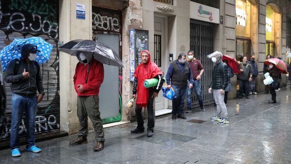 La gente con mascarillas durangte el brote de coronavirus en España - Sputnik Mundo