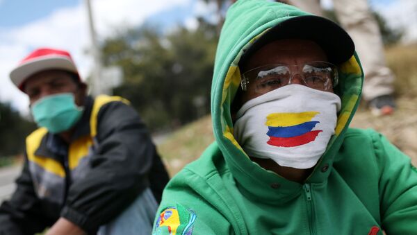 Dos hombres con mascarilla en Bogotá, Colombia - Sputnik Mundo