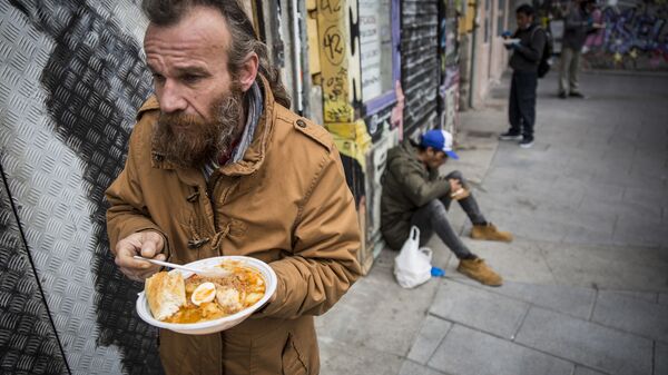 Varias personas comen gratis en Madrid frente al local Casa28, del chef Adrián Rojas. - Sputnik Mundo