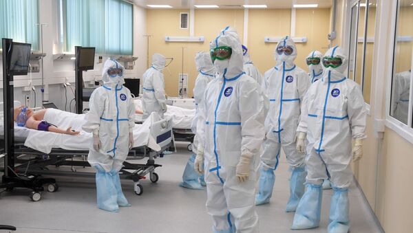 Médicos durante la inauguración del hospital de infectología en Moscú - Sputnik Mundo