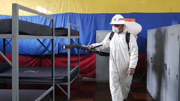 Un soldado colombiano haciendo tareas de desinfección en Bogotá, Colombia - Sputnik Mundo