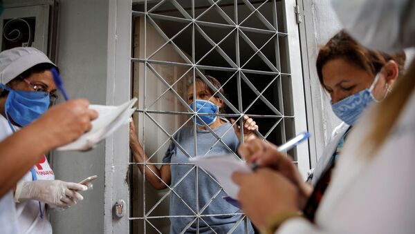 Médicos venezolanos y cubanos haciendo inspecciones de los ciudadanos de Caracas durante el brote del coronavirus en Venezuela - Sputnik Mundo