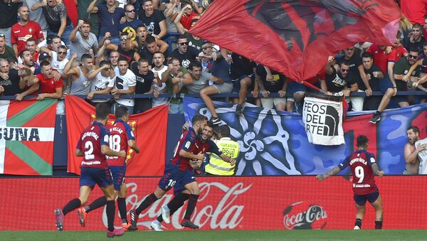 Jugadores del Osasuna celebrando un gol con sus aficionados - Sputnik Mundo
