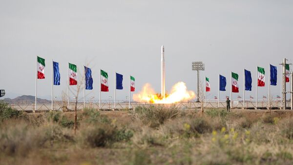Lanzamiento del satélite militar iraní - Sputnik Mundo