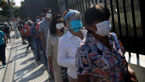 Personas en mascarillas durante el brote de coronavirus en Perú - Sputnik Mundo