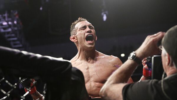 Tony Ferguson, luchador de artes marciales, celebra su victoria ente Anthony Pettis en el marco del torneo UFC 229 - Sputnik Mundo