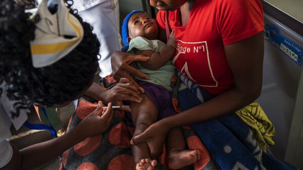 Un bebé es vacunado contra la malaria en Malaui - Sputnik Mundo
