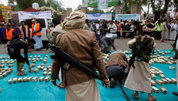 Un seguidor de los rebeldes hutíes carga un arma en Sanaa, Yemen - Sputnik Mundo