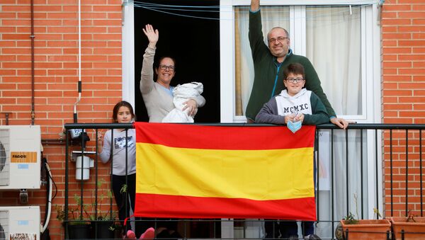 Una familia española durante el confinamiento en Ronda - Sputnik Mundo