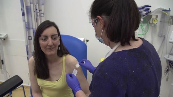 Elisa Granato, microbióloga de la Universidad de Oxford, durante la vacunación - Sputnik Mundo