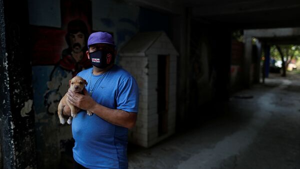 Un hombre con mascarilla en Buenos Aires, Argentina - Sputnik Mundo