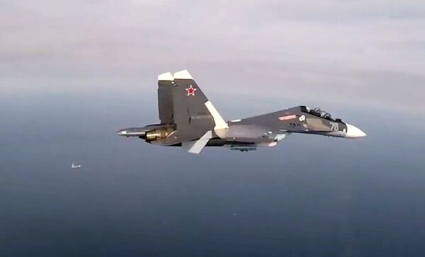 Cazas y bombarderos rusos cruzan el cielo sobre el mar Báltico
 - Sputnik Mundo