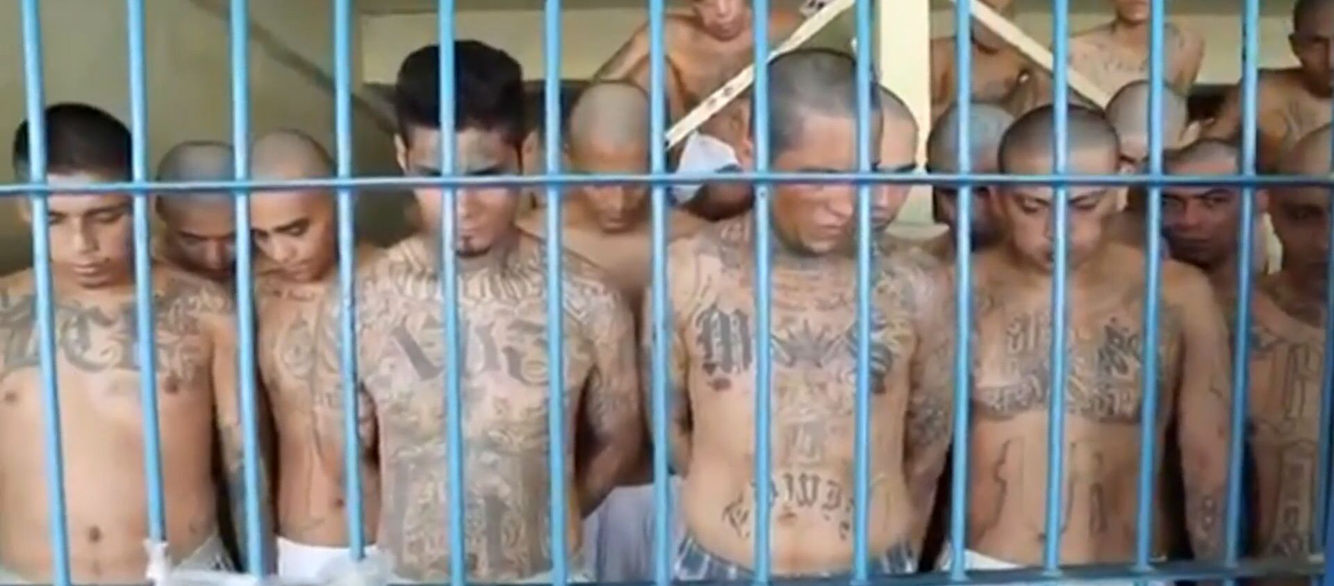 Hacinados en las celdas: las impactantes imágenes desde dentro de una prisión en El Salvador - Sputnik Mundo, 1920, 29.04.2020