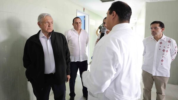 El presidente de México, Andrés Manuel López Obrador, en una clínica en el estado de Morelos, el 4 de abril de 2020 - Sputnik Mundo