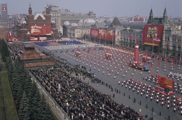 Paz, trabajo y demostraciones: el Primero de Mayo en la URSS - Sputnik Mundo