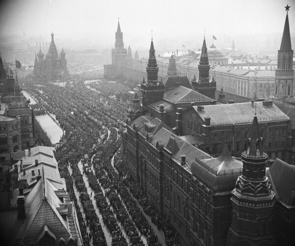 Paz, trabajo y demostraciones: el Primero de Mayo en la URSS - Sputnik Mundo