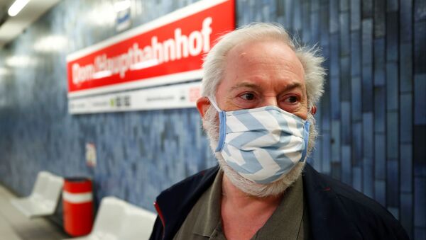Un señor con una mascarilla en el metro de Colonia, Alemania - Sputnik Mundo