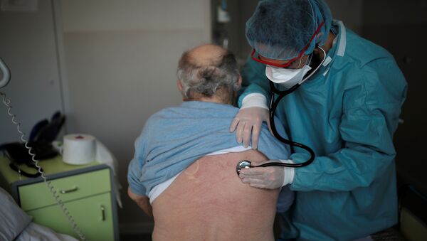 Un cardiólogo examina a un paciente en la unidad post COVID-19 de un hospital en Francia - Sputnik Mundo