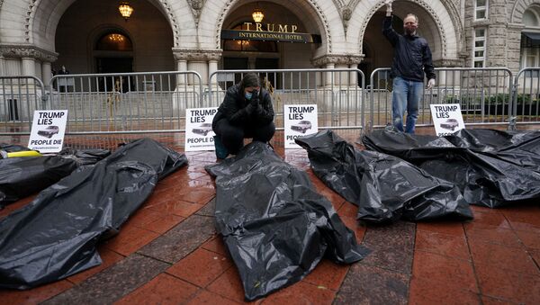 Unos manifestantes protestan entre bolsas de cadáveres falsas delante del Trump International Hotel en Washington - Sputnik Mundo