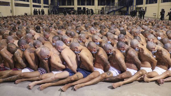 Заключенные в тюрьме Изалко в Сан-Сальвадоре во время операции по обеспечению безопасности - Sputnik Mundo