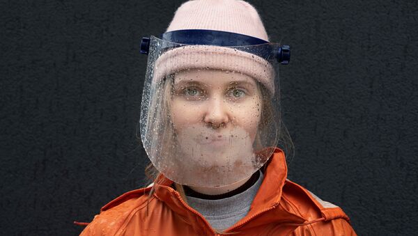 Un escudo facial sobre una chica en Polonia - Sputnik Mundo