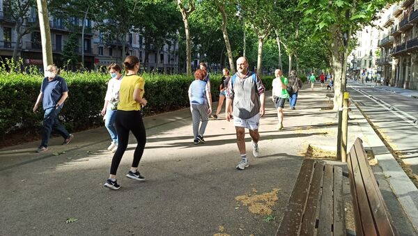 Miles de españoles salieron este 2 de mayo a las calles para pasear, montar en bici o hacer deporte, en la primera jornada de permiso tras 49 días de estricto confinamiento por la pandemia del COVID-19. - Sputnik Mundo