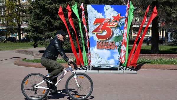 Un cartel dedicado al 75 aniversario de la victoria sobre la Alemania nazi en Minsk - Sputnik Mundo