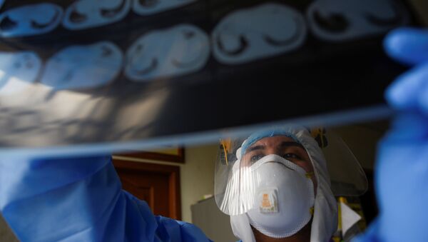 Un médico en Guayaquil, Ecuador - Sputnik Mundo