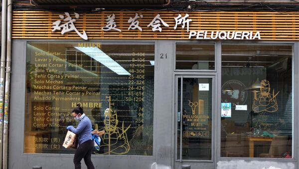 Una peluquería abierta en Usera, el barrio chino de Madrid.  - Sputnik Mundo