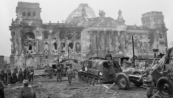 El Ejército soviético en el Reichstag en los primeros días después de la rendición de Alemania - Sputnik Mundo
