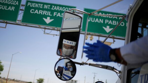 Un camión de carga pasa la zona fronteriza entre México y EEUU - Sputnik Mundo
