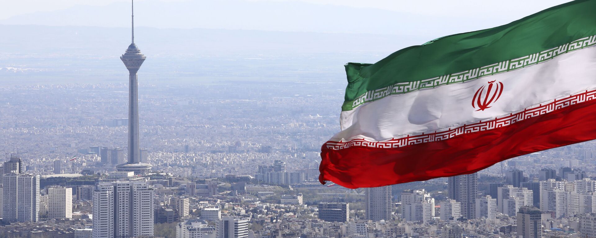 La bandera de Irán en la ciudad de Teherán - Sputnik Mundo, 1920, 19.05.2024