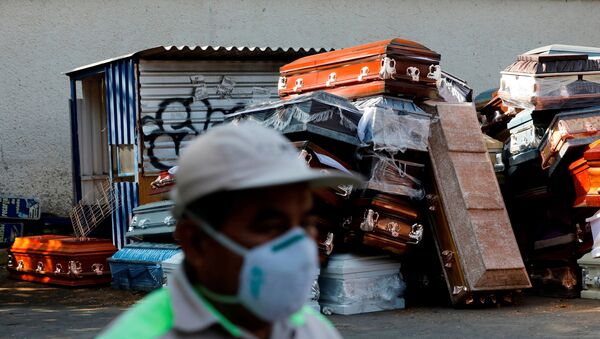 Ataúdes cerca de un crematorio en Ciudad de México durante la pandemia de COVID-19 - Sputnik Mundo
