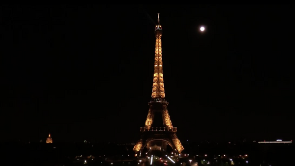 La superluna de las flores ilumina el cielo nocturno de París - Sputnik Mundo