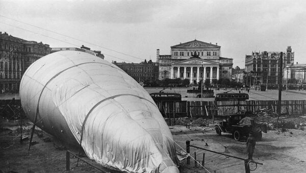 Un zepelín en la Plaza de Revolución en Moscú frente al Teatro Bolshói, 1941 - Sputnik Mundo