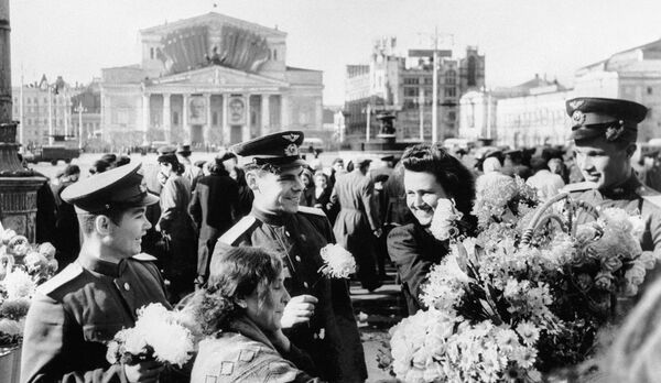 La gente salió corriendo de sus casas y se felicitaban alegremente por la esperada victoria. En la foto: Los moscovitas en el centro de la capital rusa cerca del Teatro Bolshói, el 9 de mayo de 1945. - Sputnik Mundo